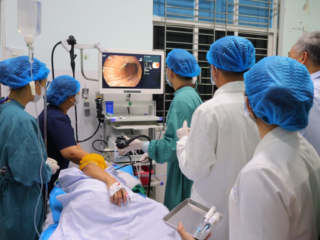 Lan toả giá trị nhân ái: Gia đình GS.TS.BS Đào Văn Long trao tặng máy nội soi hiện đại cho BVĐK Vĩnh Long