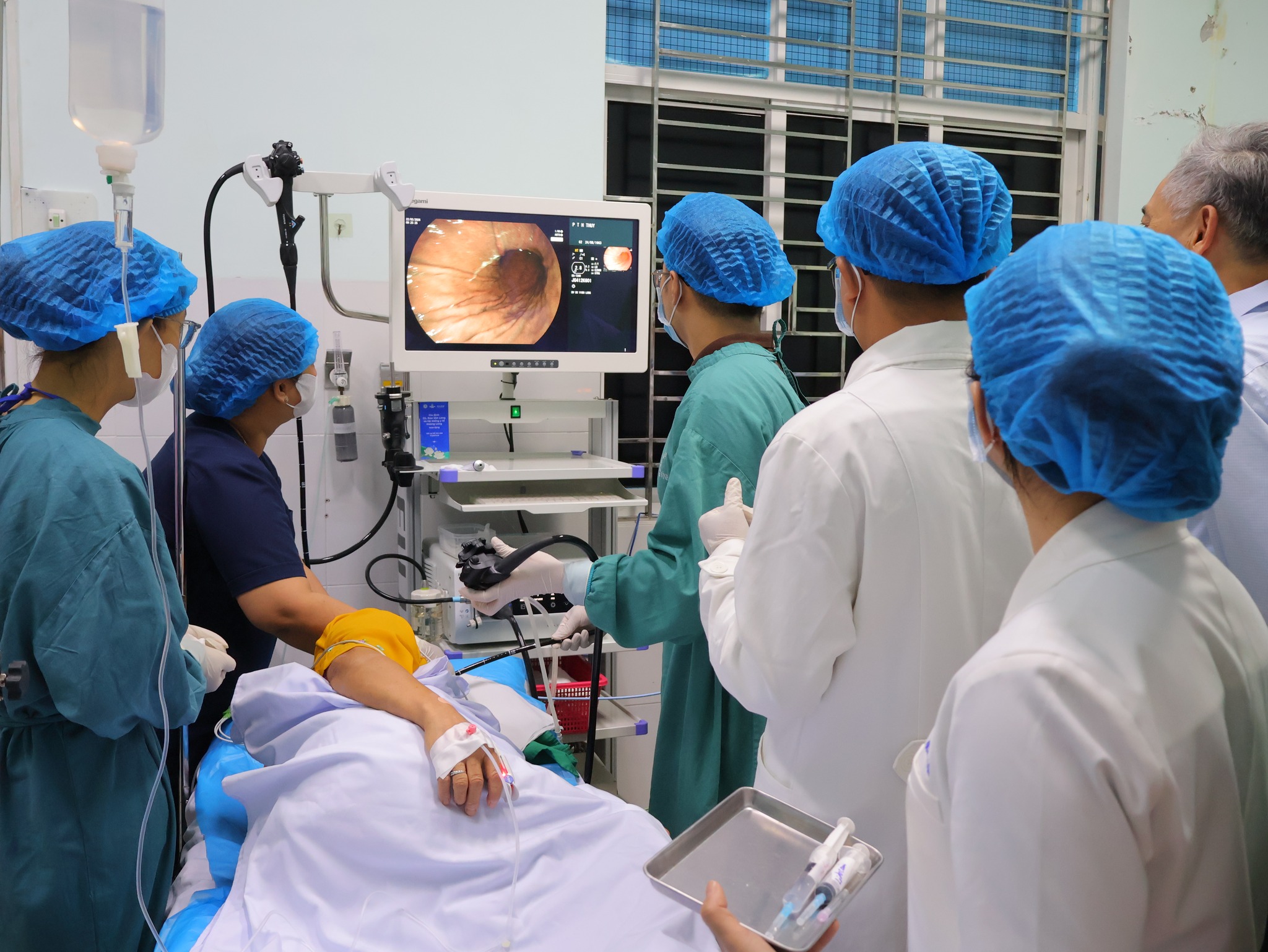 Lan toả giá trị nhân ái: Gia đình GS.TS.BS Đào Văn Long trao tặng máy nội soi hiện đại cho BVĐK Vĩnh Long