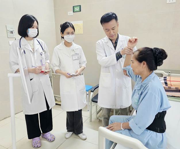 Đừng để vai “đông cứng” mới đi khám – Chuyên gia Bạch Mai cảnh báo về viêm quanh khớp vai