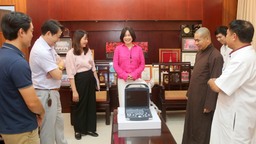 BVTW Huế tiếp nhận máy siêu âm xách tay do nhóm thiện nguyện Hoa Ưu Đàm – Canada trao tặng