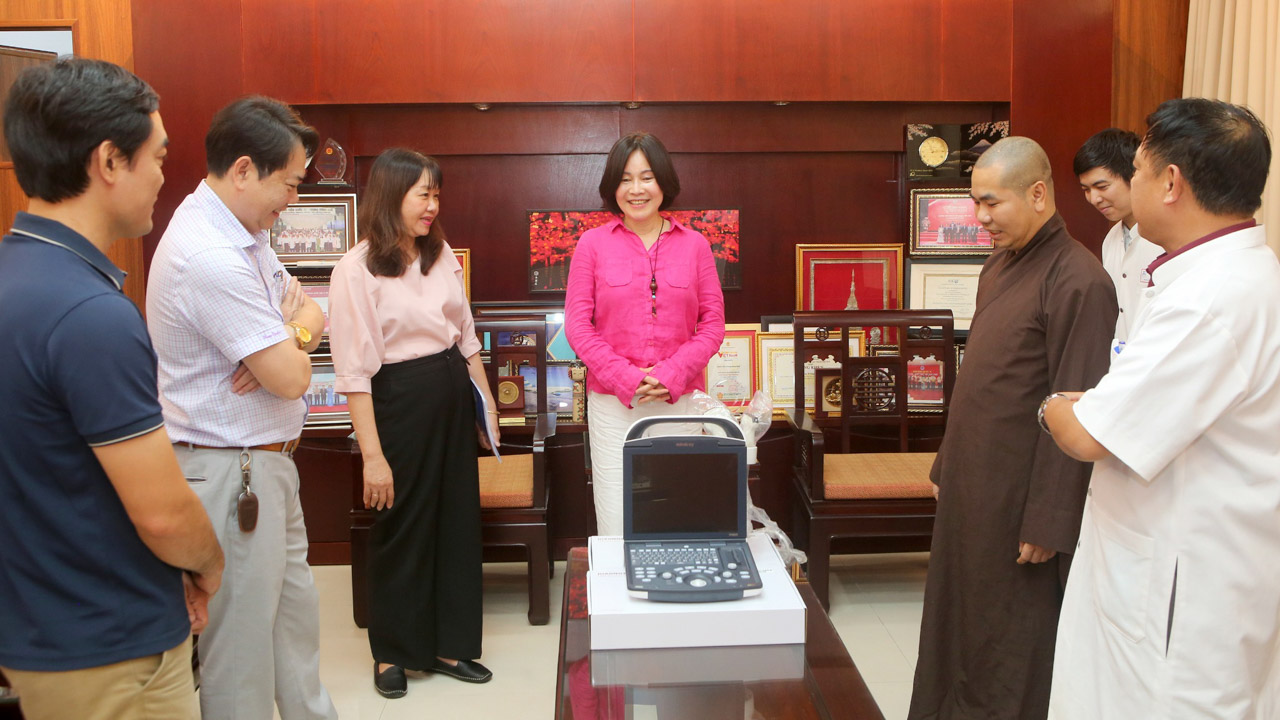 BVTW Huế tiếp nhận máy siêu âm xách tay do nhóm thiện nguyện Hoa Ưu Đàm – Canada trao tặng