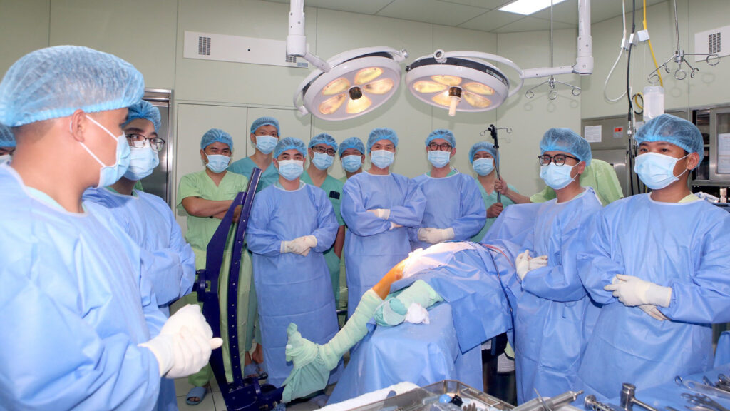 KHAI GIẢNG LỚP ĐÀO TẠO LIÊN TỤC VỀ PHẪU THUẬT “THAY KHỚP HÁNG ÍT XÂM LẤN ĐƯỜNG MỔ TRƯỚC”