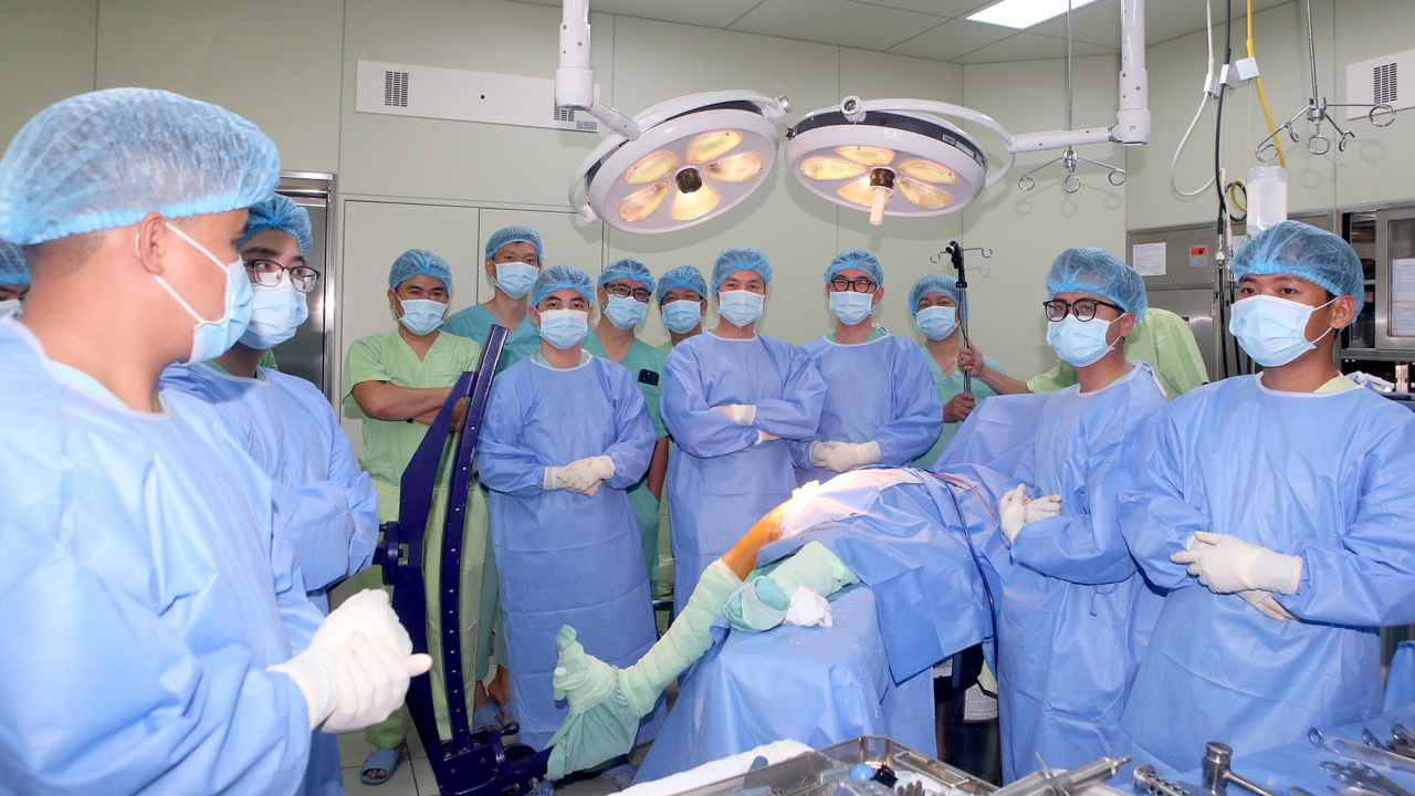 KHAI GIẢNG LỚP ĐÀO TẠO LIÊN TỤC VỀ PHẪU THUẬT “THAY KHỚP HÁNG ÍT XÂM LẤN ĐƯỜNG MỔ TRƯỚC”