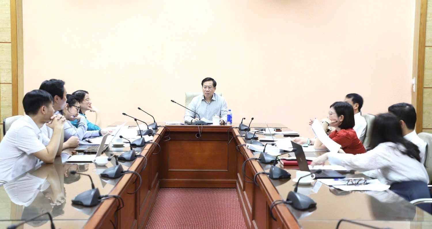 Thứ trưởng Bộ Y tế Lê Đức Luận: Đánh giá tác động nguồn lực đảm bảo chế độ phụ cấp đặc thù chính sách cho nhân viên công tác trong lĩnh vực y tế