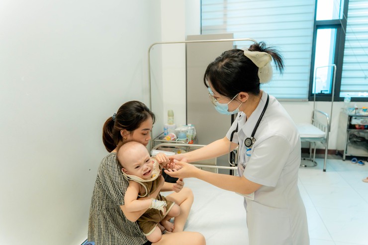 Bác sĩ cảnh báo những biến chứng nguy hiểm của bệnh tay chân miệng ở trẻ