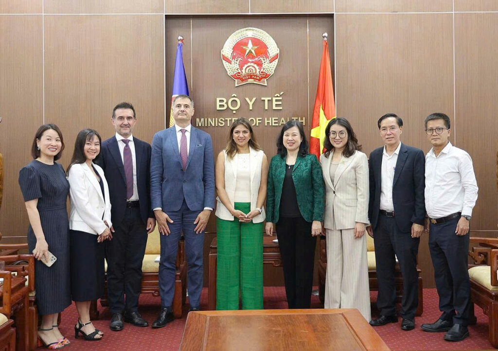 Bộ trưởng Bộ Y tế Đào Hồng Lan tiếp và làm việc với đoàn lãnh đạo cấp cao Tập đoàn Sanofi