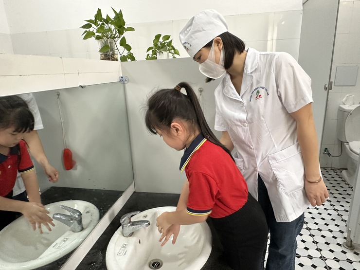 Tăng cường giám sát công tác phòng chống dịch bệnh tay chân miệng tại trường học