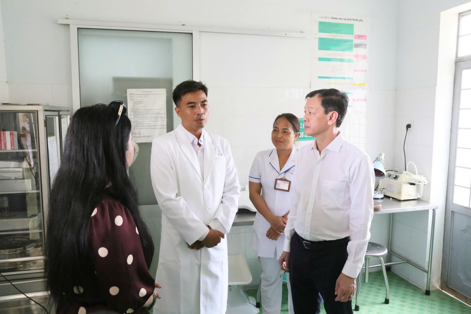 Y tế cơ sở gần dân để bảo vệ, chăm sóc và nâng cao sức khỏe nhân dân