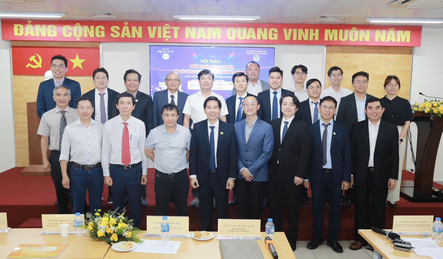 PHẪU THUẬT ROBOT CƠ BẢN VÀ CÁC ỨNG DỤNG PHẪU THUẬT ROBOT HIỆN NAY: KẾT NỐI CHUYÊN GIA, CẬP NHẬT TIẾN BỘ KỸ THUẬT