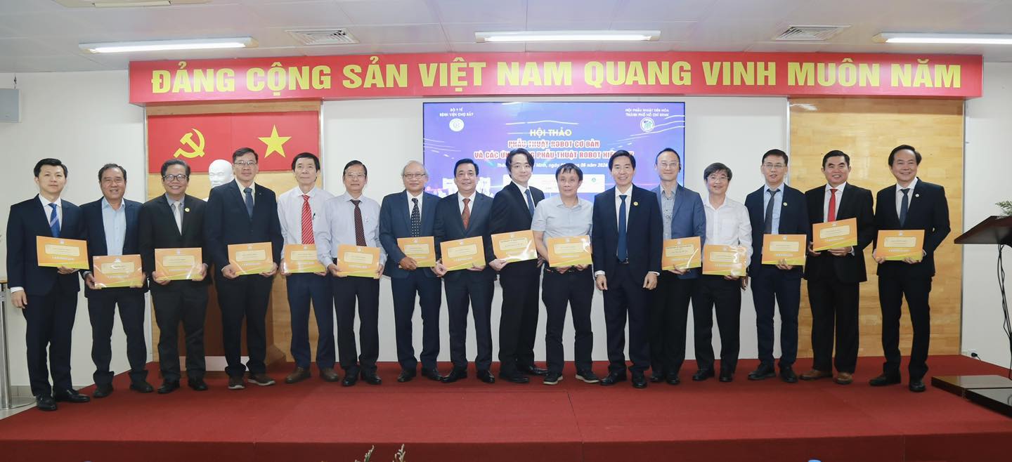PHẪU THUẬT ROBOT CƠ BẢN VÀ CÁC ỨNG DỤNG PHẪU THUẬT ROBOT HIỆN NAY: KẾT NỐI CHUYÊN GIA, CẬP NHẬT TIẾN BỘ KỸ THUẬT