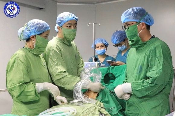 Dẫn lưu màng phổi thai nhi trong buồng tử cung: Can thiệp kịp thời giúp thai 32 tuần thoát khỏi nguy cơ suy tim, phù thai